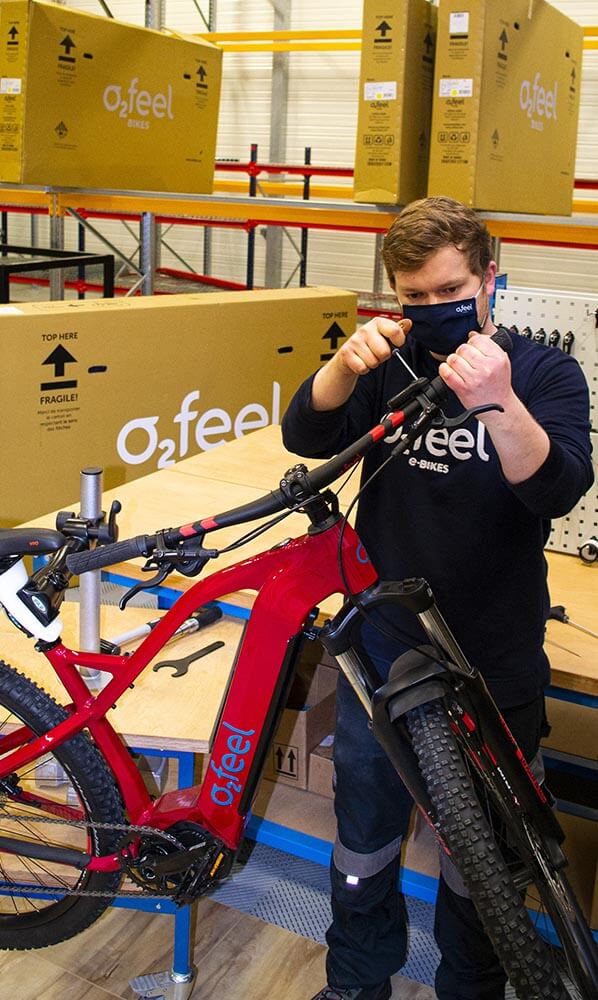 O2feel Factory worker assembling a bicycle