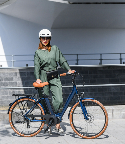 A woman with her O2feel e-bike