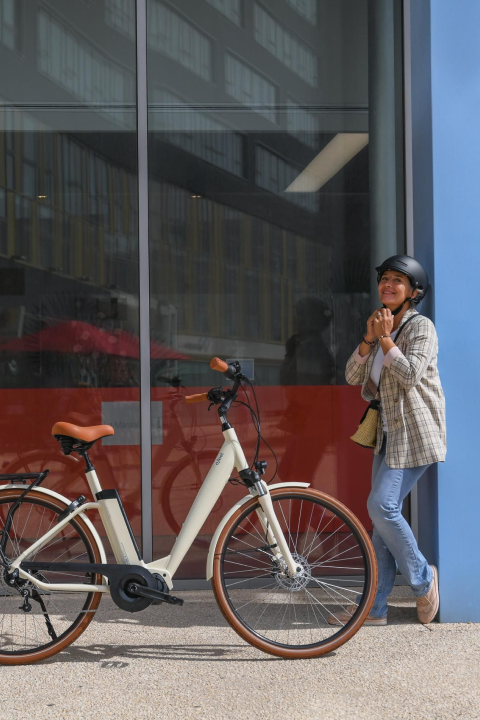 O2feel e-bike with woman